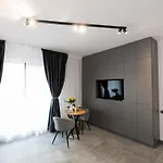 Soni Exclusive 305 Plaza With Private Parking & Self Check-in *